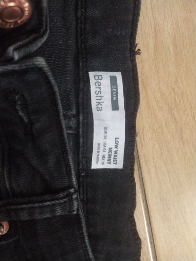 Jeans Bershka negros M/38 rotos