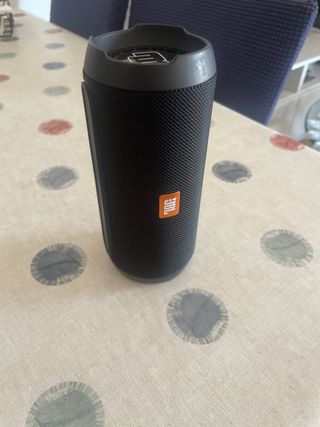 Altavoz JBL negro portátil