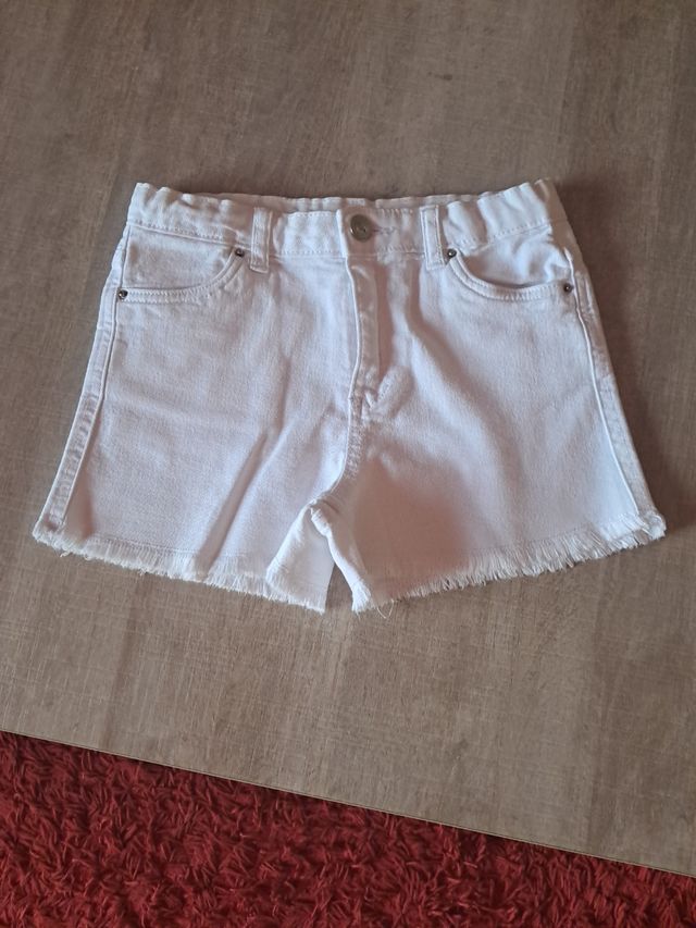 Conjunto de niña (top y shorts).