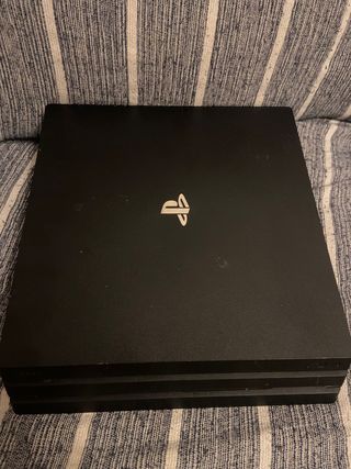 PS4 (PlayStation 4) 1TB + 3 comandos+ 3 jogos