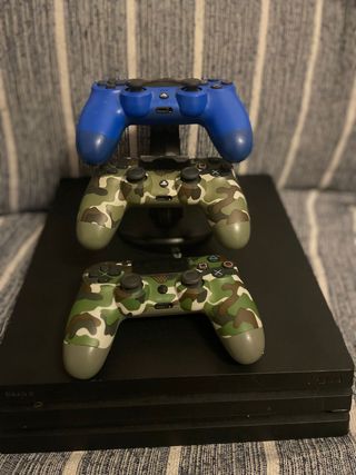 PS4 (PlayStation 4) 1TB + 3 comandos+ 3 jogos