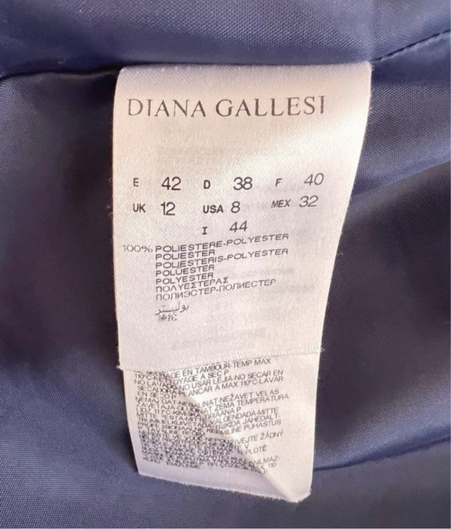 Chaqueta color mostaza.