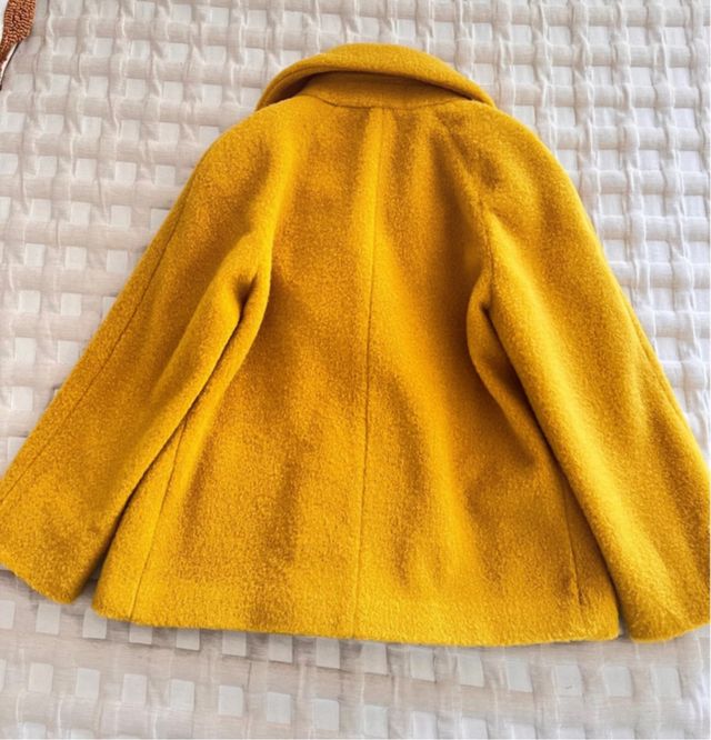 Chaqueta color mostaza.