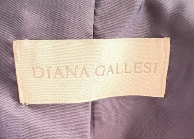 Chaqueta color mostaza.