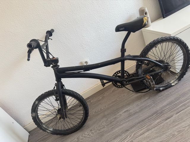 Bicicleta BMX negra usada