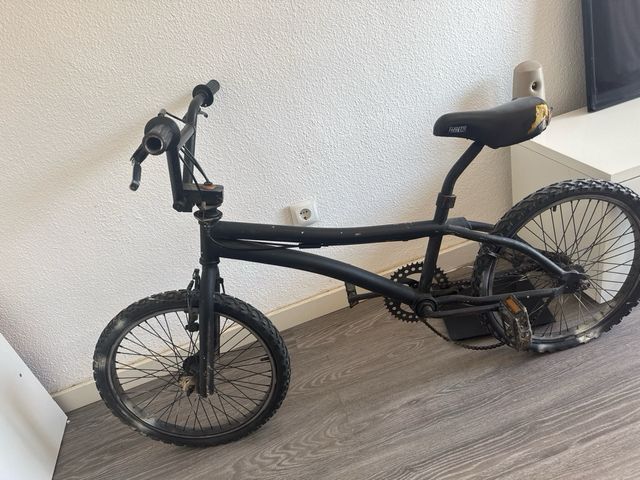 Bicicleta BMX negra usada