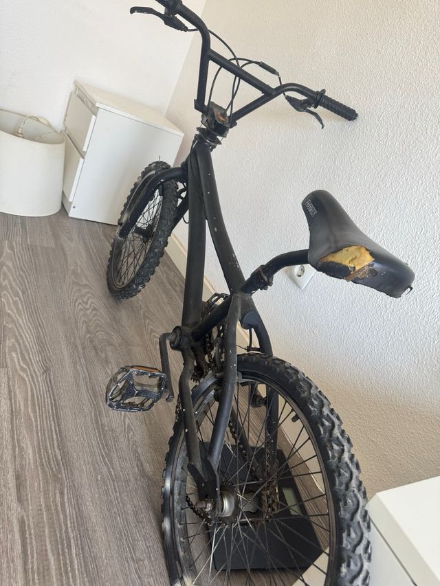 Bicicleta BMX negra usada