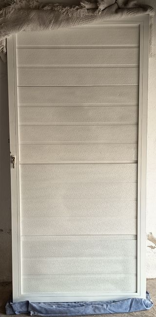 Puerta exterior blanca