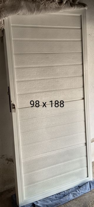 Puerta exterior blanca