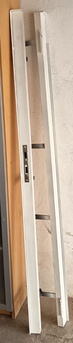 Puerta exterior blanca