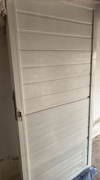 Puerta exterior blanca