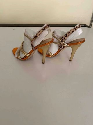 Sandali Guess oro-maculato