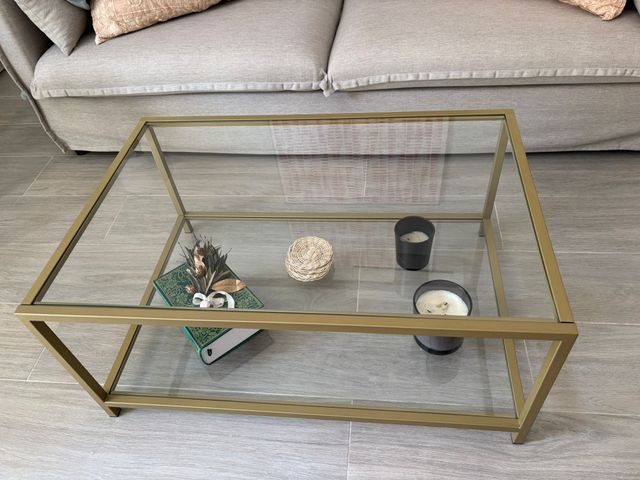 Mesa centro cristal y metal, dorada