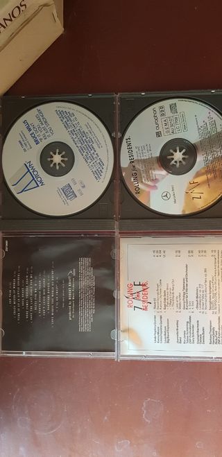 CDs Bruce Willis & Rolling for Residents