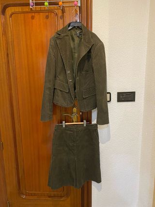 Conjunto Mango - Chaqueta y Falda Verde Oliva
