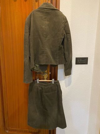 Conjunto Mango - Chaqueta y Falda Verde Oliva