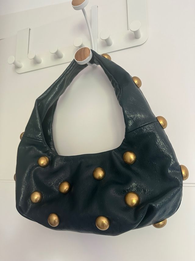 Bolso bandolera verde con detalles dorados