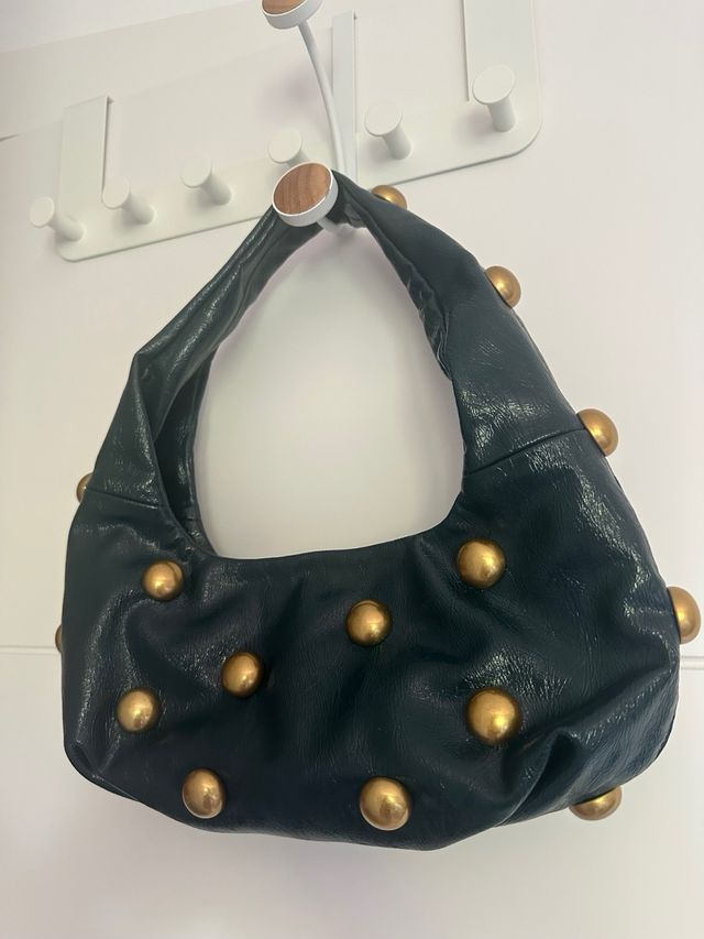 Bolso bandolera verde con detalles dorados