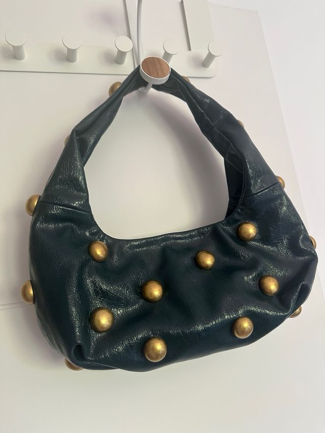 Bolso bandolera verde con detalles dorados