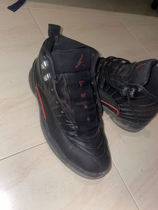 Zapatillas Jordan 12 negras y rojas