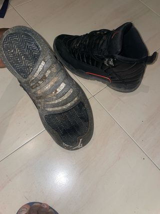 Zapatillas Jordan 12 negras y rojas