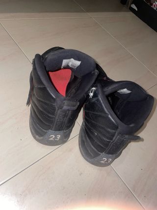 Zapatillas Jordan 12 negras y rojas
