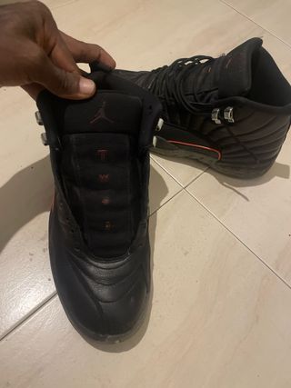 Zapatillas Jordan 12 negras y rojas