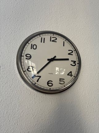 Reloj de pared metálico