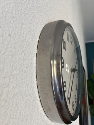 Reloj de pared metálico