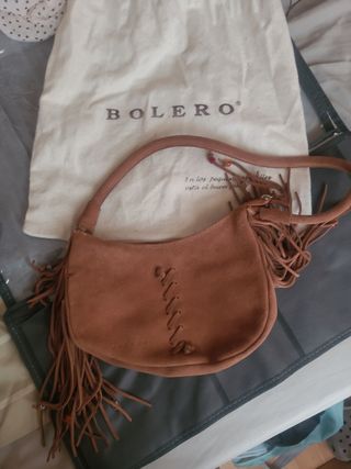 Bolso marrón con flecos y cuentas de colores