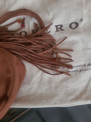 Bolso marrón con flecos y cuentas de colores
