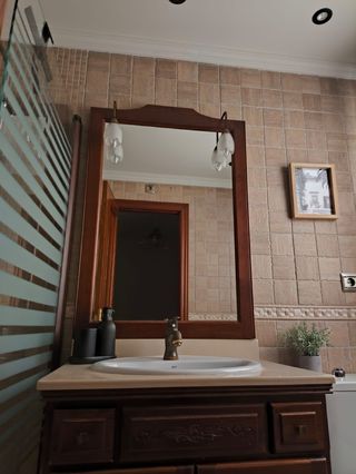Mueble baño rústico con lavabo y 3 grifos