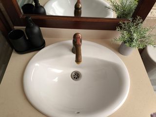 Mueble baño rústico con lavabo y 3 grifos