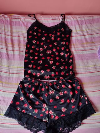 Pijama Tezenis - Satin floral rojo y negro