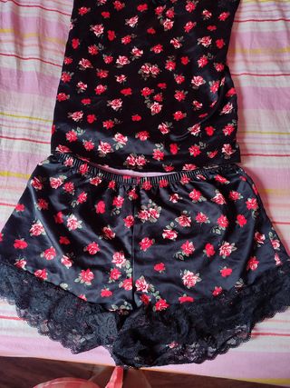 Pijama Tezenis - Satin floral rojo y negro