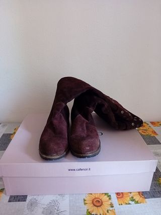 Stivali scamosciati marroni con borchie