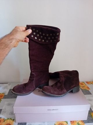Stivali scamosciati marroni con borchie