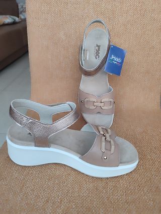 Sandalias IMAC beige y dorado