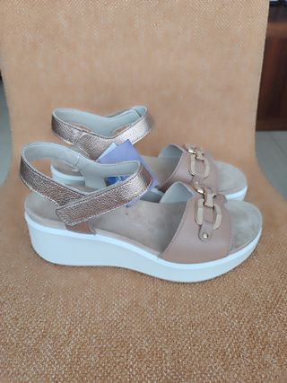 Sandalias IMAC beige y dorado