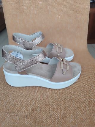 Sandalias IMAC beige y dorado