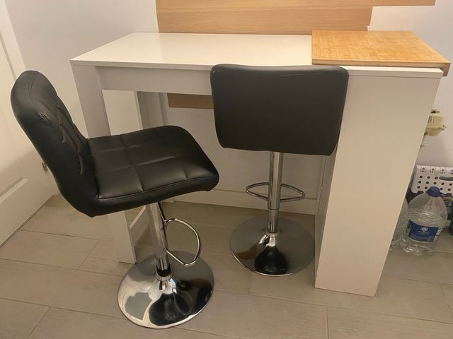 Mesa + 2 taburetes cocina