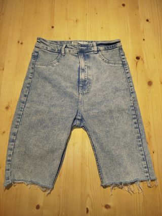 Jeans con orlo sfrangiato Bershka– stile vintage