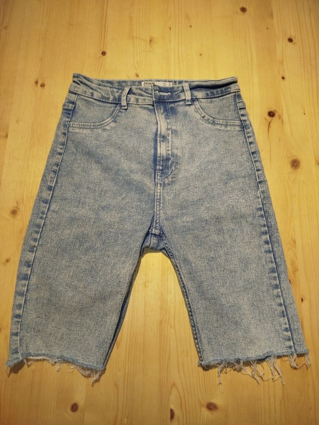 Jeans con orlo sfrangiato Bershka– stile vintage