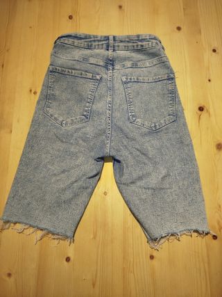 Jeans con orlo sfrangiato Bershka– stile vintage