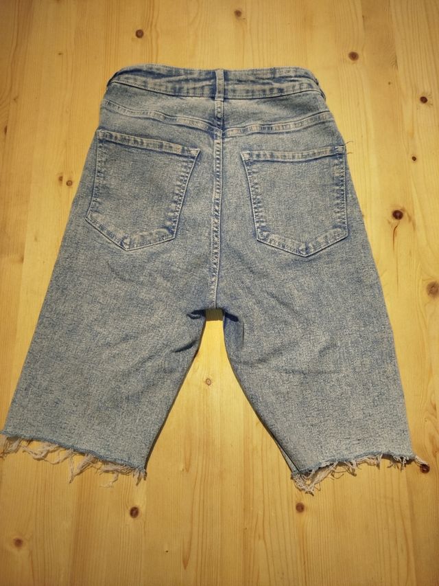 Jeans con orlo sfrangiato Bershka– stile vintage