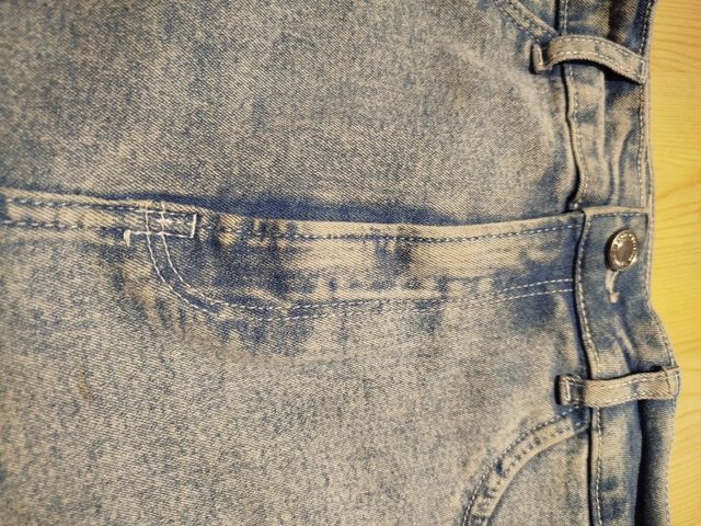 Jeans con orlo sfrangiato Bershka– stile vintage