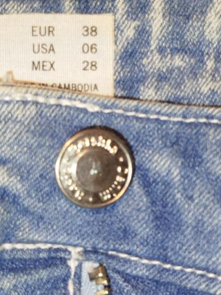 Jeans con orlo sfrangiato Bershka– stile vintage