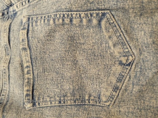 Jeans con orlo sfrangiato Bershka– stile vintage