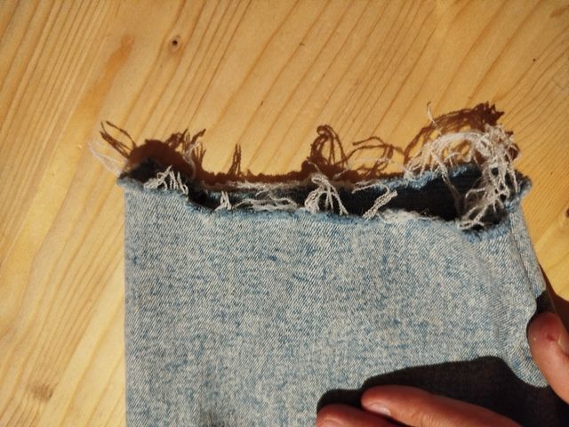 Jeans con orlo sfrangiato Bershka– stile vintage