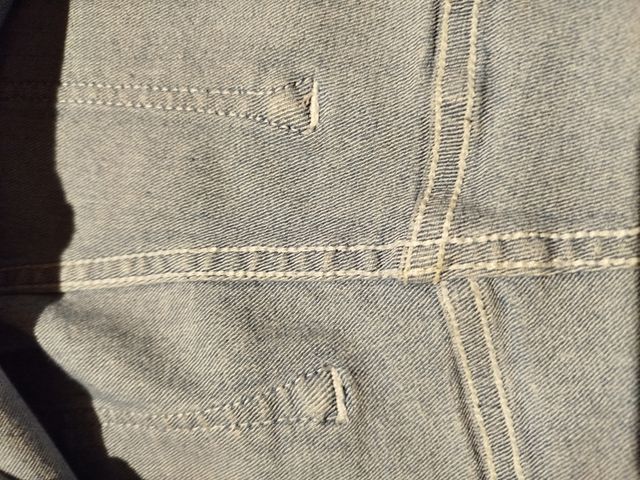 Jeans con orlo sfrangiato Bershka– stile vintage